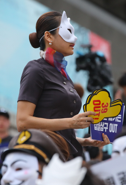 6일 오후 서울 종로구 세종문화회관 앞 계단에서 열린 '아시아나항공 No Meal(노 밀) 사태 책임 경영진 규탄 문화제'에서 아시아나항공 승무원 등 직원들이 박삼구 회장의 퇴진을 요구하고 있다. 연합뉴스